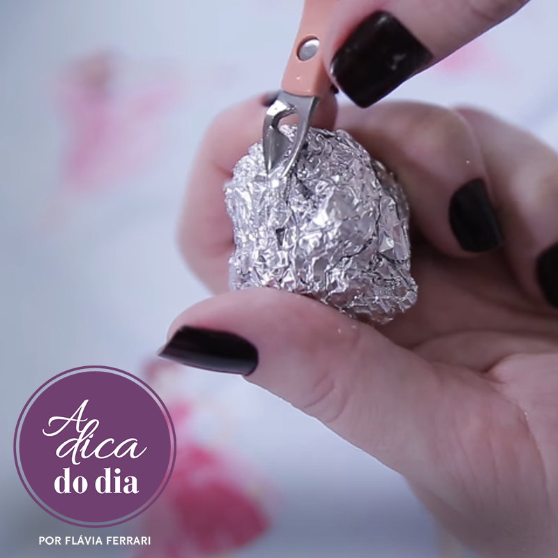 Afiando alicate de unha no papel aluminio