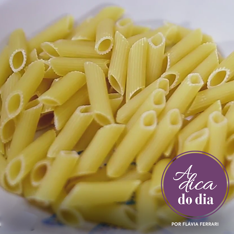 porção de macarrão penne