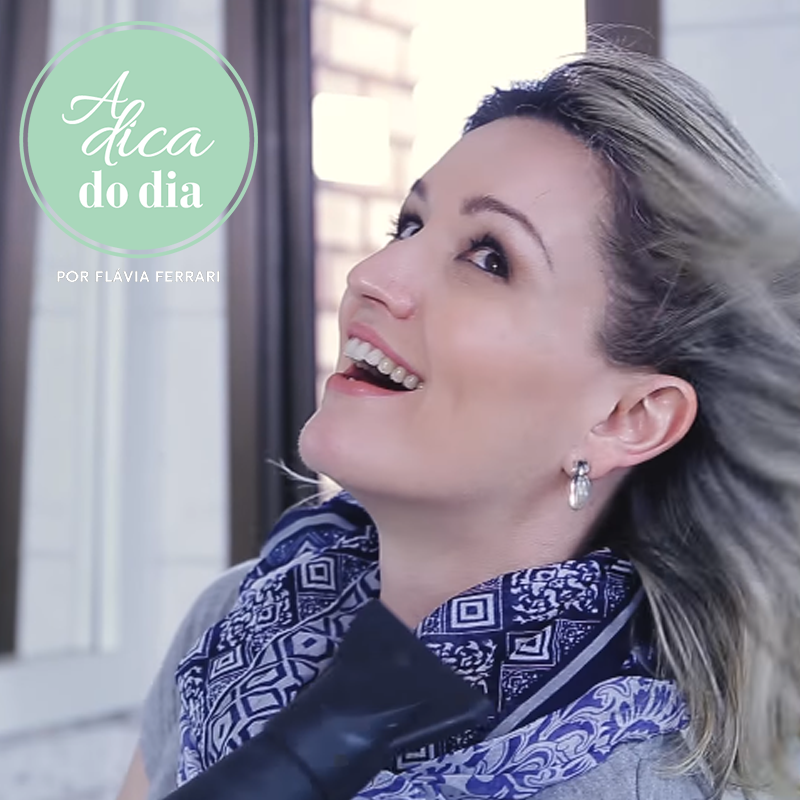 mulher secando cabelo com secador