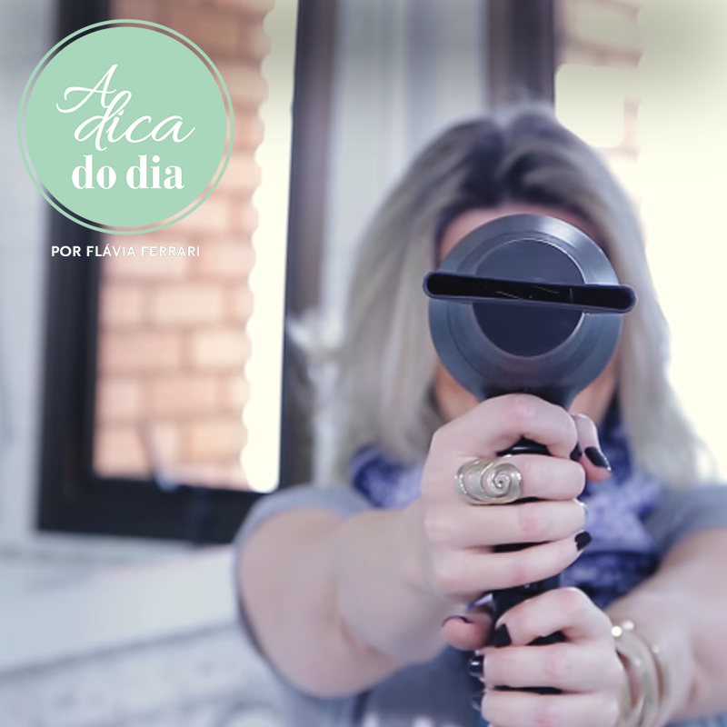 mulher segurando secador de cabelo